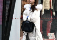 白色羽绒服小姐姐跳绳,跳绳健身展现青春风采”